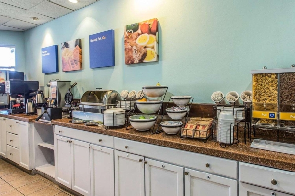 Comfort Inn and Suites Levittown
